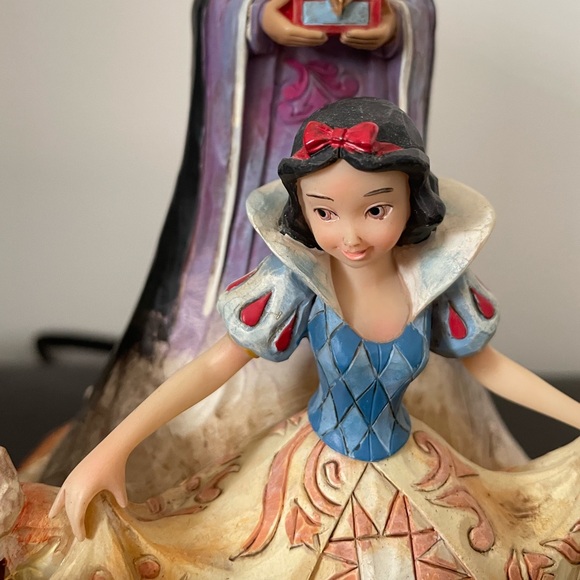Jim Shore Disney Traditions Snow White- carved by heart - Picture 5 of 9